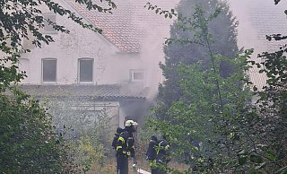 Die Feuerwehr hat das Feuer in einem leerstehenden Haus in Pivitsheide gelöscht. - Feuerwehr Detmold Die Feuerwehr hat das Feuer in einem leerstehenden Haus in Pivitsheide gelöscht. - Feuerwehr Detmold