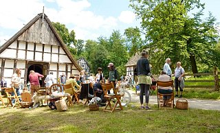 Im LWL-Freilichtmuseum in Detmold wird regelmäßig altes Handwerk gezeigt, wie hier das Spinnen. - LWL/Guido Klein