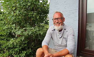 Reinhold Krüger sitzt gerne auf den Stufen seiner Terrasse in Bad Pyrmont. - Silke Buhrmester