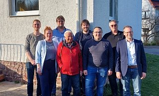 Mitglieder des Lipperland-Orchesters aus Alverdissen und Barntrups Bürgermeister Borris Ortmeier (rechts) freuen sich über den Abschluss der Bauarbeiten am "Odeon" in Alverdissen. Ortmeier ist zugleich Vorsitzender der Leader-Aktionsgruppe Nordlippe, die übers sogenannte Regionalbudget einen Zuschuss gegeben hat. - Stadt Barntrup