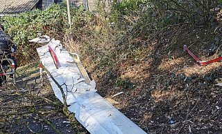 Die Rettungskräfte fanden das Flugzeug auf einem Waldweg. - Polizei/Dr. Laura Merks Die Rettungskräfte fanden das Flugzeug auf einem Waldweg. - Polizei/Dr. Laura Merks
