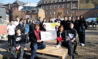 Lemgos Realschulleiterin Dorit Meier (vorne rechts) und Nicole Cousain (dahinter) besuchen die Realschule Bad Münstereifel mit Rektorin Andrea Cosman (links) und (dahinter) Stellvertreterin Stefanie Kump. Die Schüler freuen sich, dass sie ihr Projekt, das Holzpodest für den Schulhof, dank der finanziellen Hilfe verwirklichen konnten. - Realschule Bad Münstereifel Lemgos Realschulleiterin Dorit Meier (vorne rechts) und Nicole Cousain (dahinter) besuchen die Realschule Bad Münstereifel mit Rektorin Andrea Cosman (links) und (dahinter) Stellvertreterin Stefanie Kump. Die Schüler freuen sich, dass sie ihr Projekt, das Holzpodest für den Schulhof, dank der finanziellen Hilfe verwirklichen konnten. - Realschule Bad Münstereifel