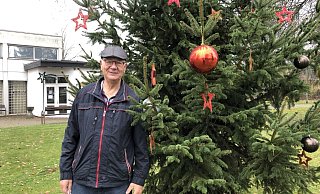 Hans Carell steht am geschmückten Weihnachtsbaum in der Ortsmitte von Wülfer-Bexten. Auch diesen Weihnachtsgruß würde es ohne den Bürgerverein nicht geben. - Thomas Reineke Hans Carell steht am geschmückten Weihnachtsbaum in der Ortsmitte von Wülfer-Bexten. Auch diesen Weihnachtsgruß würde es ohne den Bürgerverein nicht geben. - Thomas Reineke