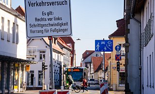 Seit dem 1. März läuft der Verkehrsversuch im Bereich der Breiten Straße. Erste Ergebnisse scheinen den Planern Recht zu geben. Der Verkehr auf Schuh- und Stiftstraße ist langsamer, kommt aber dennoch flüssig durch. - Raphael Bartling Seit dem 1. März läuft der Verkehrsversuch im Bereich der Breiten Straße. Erste Ergebnisse scheinen den Planern Recht zu geben. Der Verkehr auf Schuh- und Stiftstraße ist langsamer, kommt aber dennoch flüssig durch. - Raphael Bartling