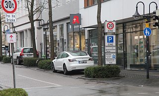 Für Elektro-Autos mit einem "E-Zusatz" im Kennzeichen muss auf den städtischen Parkplätzen und auf Stellflächen am Straßenrand kein Parkticket gezogen werden. - Jana Beckmann