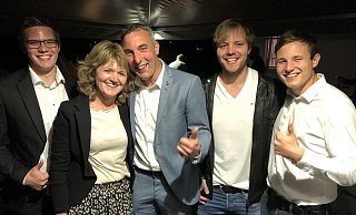 Die Familie freut sich über den Erfolg von Dirk Tolkemitt: (von links) Moritz und Florian Busch-Tolkemitt, Birgit Busch und Felix Busch-Tolkemitt. - Thomas Reineke Die Familie freut sich über den Erfolg von Dirk Tolkemitt: (von links) Moritz und Florian Busch-Tolkemitt, Birgit Busch und Felix Busch-Tolkemitt. - Thomas Reineke