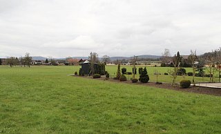 Blick von einer Baulücke an der Staudinger Straße aus über die Ausläufer eines Gartens hinweg in Richtung Sängerstraße. Ein Teil der Freifläche zwischen Sänger- und Landwehrstraße ist im Regionalplan-Entwurf als „Allgemeiner Siedlungsbereich" vorgesehen, könnte also irgendwann Bauland werden. CDU, FDP und Grüne wollen das nicht. Bedarf scheint aber da zu sein: Eine Anwohnerin berichtete, sie werde fast täglich gefragt, ob die Baulücke zu verkaufen sei. - Dieter Asbrock