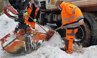 Jetzt müssen die Gullideckel befreit werden: Christian Glata (links) und David Oppermann legen vor allem an den neuralgischen Stellen Hand an, hier in Höhe der Julius-Müller-Straße in Schwalenberg. Denn sobald es taut, wird hier das Wasser auf der Straße stehen, wissen die Mitarbeiter des städtischen Bauhofs. - Marianne Schwarzer Jetzt müssen die Gullideckel befreit werden: Christian Glata (links) und David Oppermann legen vor allem an den neuralgischen Stellen Hand an, hier in Höhe der Julius-Müller-Straße in Schwalenberg. Denn sobald es taut, wird hier das Wasser auf der Straße stehen, wissen die Mitarbeiter des städtischen Bauhofs. - Marianne Schwarzer