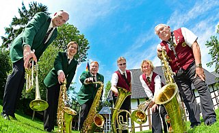 Musikkapellen dürfen wieder in Präsenz üben und Auftritte sind in Sichtweite. Darüber freuen sich Christian Schade (von links), Dietlind Quandt und Bernd Steinmetzler von den Musikfreunden Schwelentrup sowie Michael Meyer, Beate Johrden und Rolf Brinkmeier von der Blaskapelle Humfeld. - Nicole Ellerbrake