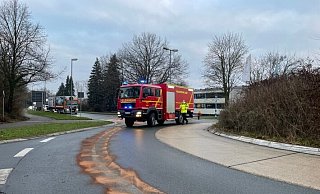 Die Einsatzkräfte streuten großen Mengen Bindemittel auf einer Strecke von rund 12 Kilometern. - Feuerwehr Lage