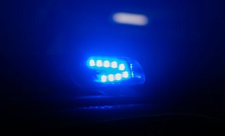 Blaulicht leuchtet auf dem Dach eines Polizeiautos. - Robert Michael/dpa