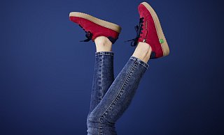 Eine bewusste Kombination von kontrastreichen und gegensätzlichen Farben und Materialien sollen die veganen Schuhe der Marke Jana ausmachen.  - Jana Shoes