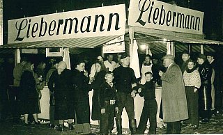 Historisches Foto aus den 1950er Jahren: Diese Besucher hatten offenbar Hunger und besuchten deshalb auf Wilbasen den Stand der Rossschlachterei Liebermann aus Detmold. - Archiv Historisches Foto aus den 1950er Jahren: Diese Besucher hatten offenbar Hunger und besuchten deshalb auf Wilbasen den Stand der Rossschlachterei Liebermann aus Detmold. - Archiv