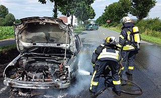 Komplett ausgebrannt ist dieser Wagen am Freitagnachmittag an der Schötmarschen Straße in Leopoldshöhe. - Feuerwehr Leopoldshöhe Komplett ausgebrannt ist dieser Wagen am Freitagnachmittag an der Schötmarschen Straße in Leopoldshöhe. - Feuerwehr Leopoldshöhe