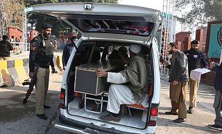Ein weiteres Anschlagsopfer wird mit einem Wagen zur Beerdigung transportiert. - Muhammad Sajjad/AP/dpa Ein weiteres Anschlagsopfer wird mit einem Wagen zur Beerdigung transportiert. - Muhammad Sajjad/AP/dpa