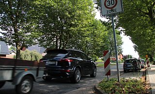 In der Reinickendorfer Straße darf maximal Tempo 30 gefahren werden. Ein Anwohner meint, dass sich die Autofahrer nicht ans Tempolimit halten. Die Polizei stellt kaum Verstöße fest. - Silke Buhrmester