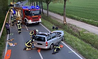 Aus bislang ungeklärtem Grund ist der Opel von der Straße abgekommen. - Feuerwehr Bad Salzuflen Aus bislang ungeklärtem Grund ist der Opel von der Straße abgekommen. - Feuerwehr Bad Salzuflen