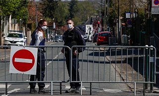 Absperrungen rund um den Tatort. - Foto: Michel Euler/AP/dpa