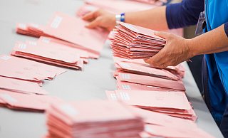 Die Wahllokale haben geschlossen, nun beginnt das Auszählen. In diesem Jahr war die Beteiligung per Briefwahl besonders hoch. - picture alliance / Rolf Vennenbernd/dpa