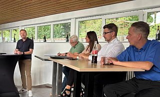 Carlo Eggers, Vorsitzender des TSV Bösingfeld, moderierte die Bürgermeisterkandidatenrunde. Es ging um sportpolitische Fragen. - TSV Bösingfeld Carlo Eggers, Vorsitzender des TSV Bösingfeld, moderierte die Bürgermeisterkandidatenrunde. Es ging um sportpolitische Fragen. - TSV Bösingfeld