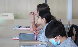In den Herbstferien lernen (von vorne) Shihab, Lana und Layan in der Volkshochschule Lippe-Ost ihre Muttersprache. Die Kinder sind in Deutschland geboren oder leben schon lange hier und können meist nur gebrochen Arabisch. - Silke Buhrmester