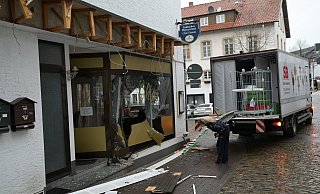 Ein Lkw ist beim Ausladen in das Restaurant "Chai Damm" gerollt. - Kateryna Akulenko