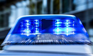 Ein Blaulicht leuchtet auf dem Dach eines Polizeiwagens. - David Inderlied/dpa/Symbolbild Ein Blaulicht leuchtet auf dem Dach eines Polizeiwagens. - David Inderlied/dpa/Symbolbild