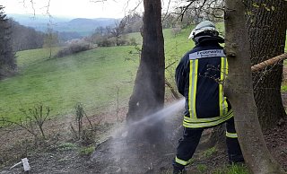 Die Feuerwehr löscht einen brennenden Baum. - Feuerwehr Dörentrup Die Feuerwehr löscht einen brennenden Baum. - Feuerwehr Dörentrup