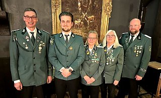 Neue Führung bei den Schützen aus Sonneborn: (von links) Stefan Begemann, Glenn Trompeter, Sonja Niemeier, Anja Müller, Sven Eisenhauer (es fehlen: Linus Strohmeier und Nils Läger) - Rudi Rudolph Neue Führung bei den Schützen aus Sonneborn: (von links) Stefan Begemann, Glenn Trompeter, Sonja Niemeier, Anja Müller, Sven Eisenhauer (es fehlen: Linus Strohmeier und Nils Läger) - Rudi Rudolph