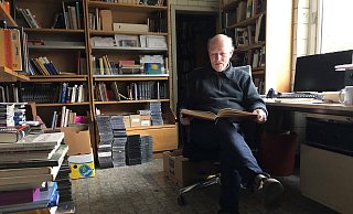 Sein Büro hat sich Rolf Kleikemper in der ehemaligen Küche eingerichtet. Die Bodenfliesen deuten auf die ehemalige Nutzung hin. - Sven Kienscherf