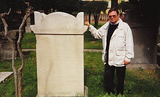 Betreibt seit dreißig Jahren Ahnenforschung: der Alverdisser Ernst Werpup, hier im April 1990, am Grab seines Vorfahren Georg von Werpup, der auf dem berühmten Friedhof der Dichter, Denker und Künstler in Rom bestattet ist. - Bildrechte: Ernst Werpup Betreibt seit dreißig Jahren Ahnenforschung: der Alverdisser Ernst Werpup, hier im April 1990, am Grab seines Vorfahren Georg von Werpup, der auf dem berühmten Friedhof der Dichter, Denker und Künstler in Rom bestattet ist. - Bildrechte: Ernst Werpup
