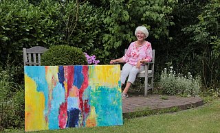 Das Bild "Abenteuer Farben" hat Irena Kyeck erst in diesem Jahr gemalt. Sie wird es bei ihrem Offenen Atelier Ende August zeigen, wie viele andere Werke ebenfalls. Auch der Garten des Hauses wird als Ausstellungsfläche einbezogen. - Carolin Brokmann-Förster