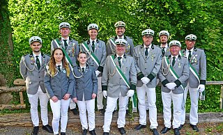 Die Beförderten Tino Dittrich (Oberleutnant, von links), Jannina Rohde (Offiziersanwärterin), Andreas Koch (Hauptmann), Jessica Beckmann (Offiziersanwärterin), Marko Westermann (Fahne, Leutnant), Thorben Kotzenberg (Fahne, Leutnant), Frederick Mönks (Hauptmann), Thorsten Wiehe (Hauptmann), Stephan Franzke (Leutnant), Jakob Schröder (Fahne, Leutnant) und Daniel Schröder-Prax (Fahne, Leutnant). - Nicole Ellerbrake