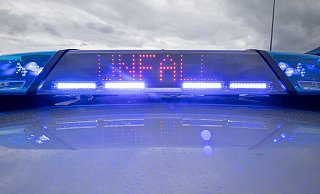 Ein Blaulicht und eine LED-Anzeige leuchten auf dem Dach eines Polizeifahrzeugs. - Daniel Karmann/dpa/Symbolbild