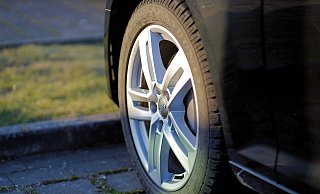 Der 22-Jährige war mit seinem Audi unterwegs und verlor ein Vorderrad. - Symbolbild: Pixabay