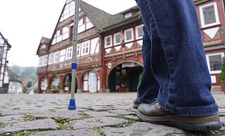 Die Pflastersteine in der Schwalenberger Altstadt stellen vor allem für Menschen, die auf Gehhilfen angewiesen sind, ein Problem dar. Die Stadt sucht nach einer barrierefreien Lösung. - Michaela Weiße(LZ) Die Pflastersteine in der Schwalenberger Altstadt stellen vor allem für Menschen, die auf Gehhilfen angewiesen sind, ein Problem dar. Die Stadt sucht nach einer barrierefreien Lösung. - Michaela Weiße(LZ)