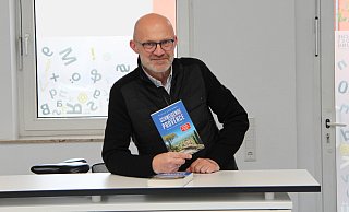 Sven Koch präsentiert seinen neuen Krimi "Schweigende Provence". - Jana Beckmann