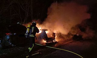 Auch das benachbarte Fahrrzeug wurde durch die große Hitzeentwicklung erheblich beschädigt. - Feuerwehr Horn-Bad Meinberg
