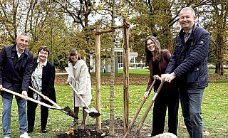 Dirk Tolkemitt (von links, B&uuml;rgermeister Bad Salzuflen), Elisabeth Herzog-von der Heide (B&uuml;rgermeisterin Luckenwalde), Emmanuelle Gazel (B&uuml;rgermeisterin Millau), Anna Hertel sowie Martin Brehm vom "F&ouml;rderverein Bad Salzuflen-Millau Partnerschaft". - Stadt Bad Salzuflen