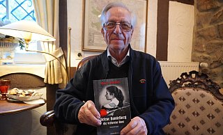 Klaus S. Blechner begibt sich mit seinem Roman "Helene Bandelberg - die verlorene Rose" auf die Spuren seiner Tante, die in einer "NS-Irrenanstalt" im Lemgo schlimmes Leid erfahren musste. - Michaela Weiße(LZ) Klaus S. Blechner begibt sich mit seinem Roman "Helene Bandelberg - die verlorene Rose" auf die Spuren seiner Tante, die in einer "NS-Irrenanstalt" im Lemgo schlimmes Leid erfahren musste. - Michaela Weiße(LZ)