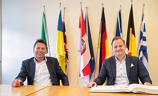 Bürgermeister Frank Hilker (links) mit Sternekoch Jan Diekjobst. - Torben Gocke Bürgermeister Frank Hilker (links) mit Sternekoch Jan Diekjobst. - Torben Gocke