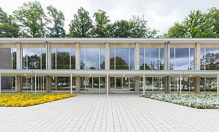 Der 128 Meter lange und fast 60 Jahre alte Bau im Kurpark ist seit 2016 umfassend saniert und umgestaltet worden. - Staatsbad Salzuflen GmbH / Neuschaefer-Rube Der 128 Meter lange und fast 60 Jahre alte Bau im Kurpark ist seit 2016 umfassend saniert und umgestaltet worden. - Staatsbad Salzuflen GmbH / Neuschaefer-Rube
