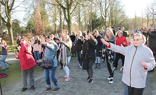 Im vergangenen Jahr kamen rund 120 Menschen zur Tanzaktion auf dem Kastanienwall, um ein Zeichen gegen Gealt an Mädchen und Frauen zu setzen. - Archiv: Marlen Grote