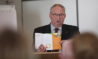 Zur Eröffnung: Der stellvertretende Landrat Kurt Kalkreuter spricht. - Vera Gerstendorf-Welle Zur Eröffnung: Der stellvertretende Landrat Kurt Kalkreuter spricht. - Vera Gerstendorf-Welle