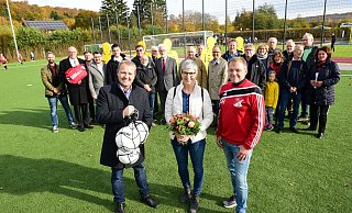 Strahlende Gesichter bei der Einweihung in Langenholzhausen: (vorne, von links) Bürgermeister Mario Hecker, Cornelia Rehse, Vorsitzende TuS Langenholzhausen, Jürgen Heinz, Vorsitzender FC Unteres Kalletal. - Nicole Ellerbrake Strahlende Gesichter bei der Einweihung in Langenholzhausen: (vorne, von links) Bürgermeister Mario Hecker, Cornelia Rehse, Vorsitzende TuS Langenholzhausen, Jürgen Heinz, Vorsitzender FC Unteres Kalletal. - Nicole Ellerbrake