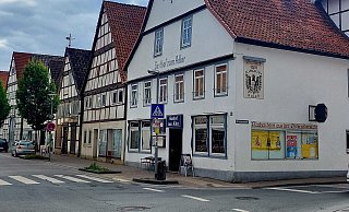 Es wird öfter laut: In Lügdes Altstadt hat es zuletzt vermehrt Beschwerden wegen Ruhestörung und Schlägereien vor der Gaststätte zum Adler gegeben. Alle Beteiligten wollen die angespannte Stimmung gerne aus der Welt schaffen. - Janet König