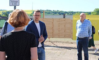 Marvin Rösch (links), Ordnungsamtsleiter und bei der Gemeinde für die Fördermittelakquise zuständig, zeigte den Besucherinnen und Besuchern was sich rund um die Mittelstraße getan hat. - Lorraine Brinkmann Marvin Rösch (links), Ordnungsamtsleiter und bei der Gemeinde für die Fördermittelakquise zuständig, zeigte den Besucherinnen und Besuchern was sich rund um die Mittelstraße getan hat. - Lorraine Brinkmann