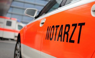 Der Motorradfahrer und seine Sozia wurden bei dem Sturz schwer verletzt. - dpa