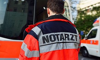In beiden Fällen verloren die jungen Fahrer die Kontrolle über ihren Wagen. - dpa