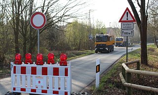 Die Bauarbeiten an der Heßloher Straße sind gestern gestartet. Eine Vollsperrung ist unumgänglich. - Sandra Castrup Die Bauarbeiten an der Heßloher Straße sind gestern gestartet. Eine Vollsperrung ist unumgänglich. - Sandra Castrup